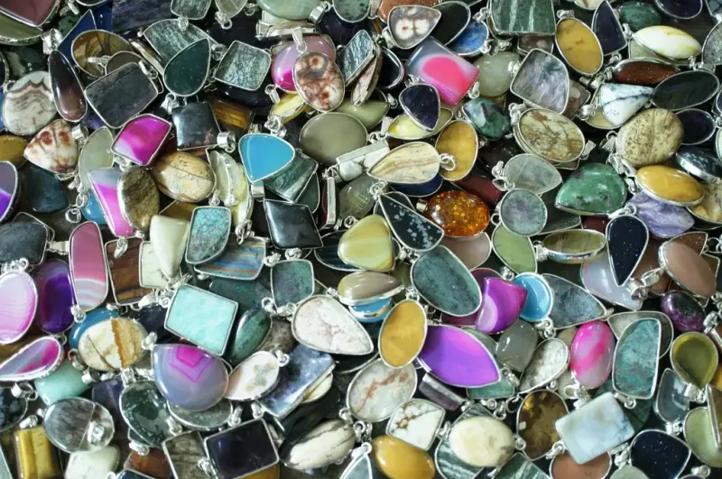 Jak dobrać naszyjnik z agatem do stroju